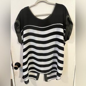 2XL very cute top. Sheer material with a spilt button back.